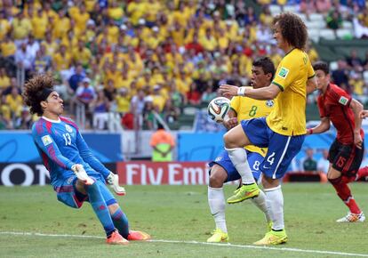 David Luiz enfrenta o goleiro da seleção mexicana, Guillermo Ochoa, em um dos lances mais disputados da partida.