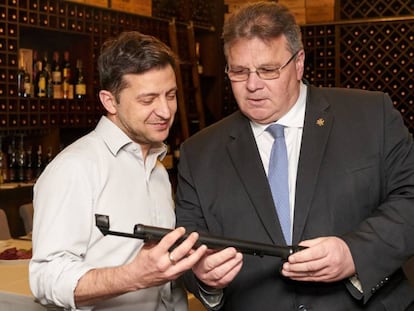 Volodímir Zelenski (izquierda) y el ministro de Exteriores de Lituania, Linas Linkevicius, el jueves en Kiev.