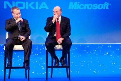 Elop (Nokia) y Ballmer (Microsoft) presentan el pacto entre ambas compañías.