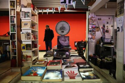 Interior de La Casquería, la tienda de libros al peso del Mercado de San Fernando.