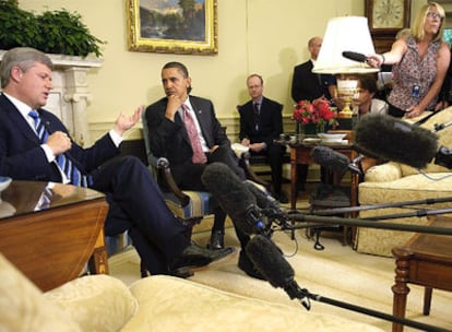 El presidente Barack Obama charla con el primer ministro de Canadá, Stephen Harper (izquierda), ayer en la Casa Blanca.