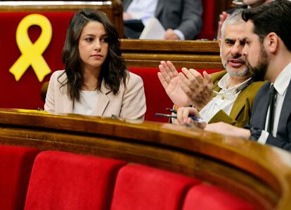 La líder y portavoz de Ciutadans, Inés Arrimadas (izquierda), antes del pleno.