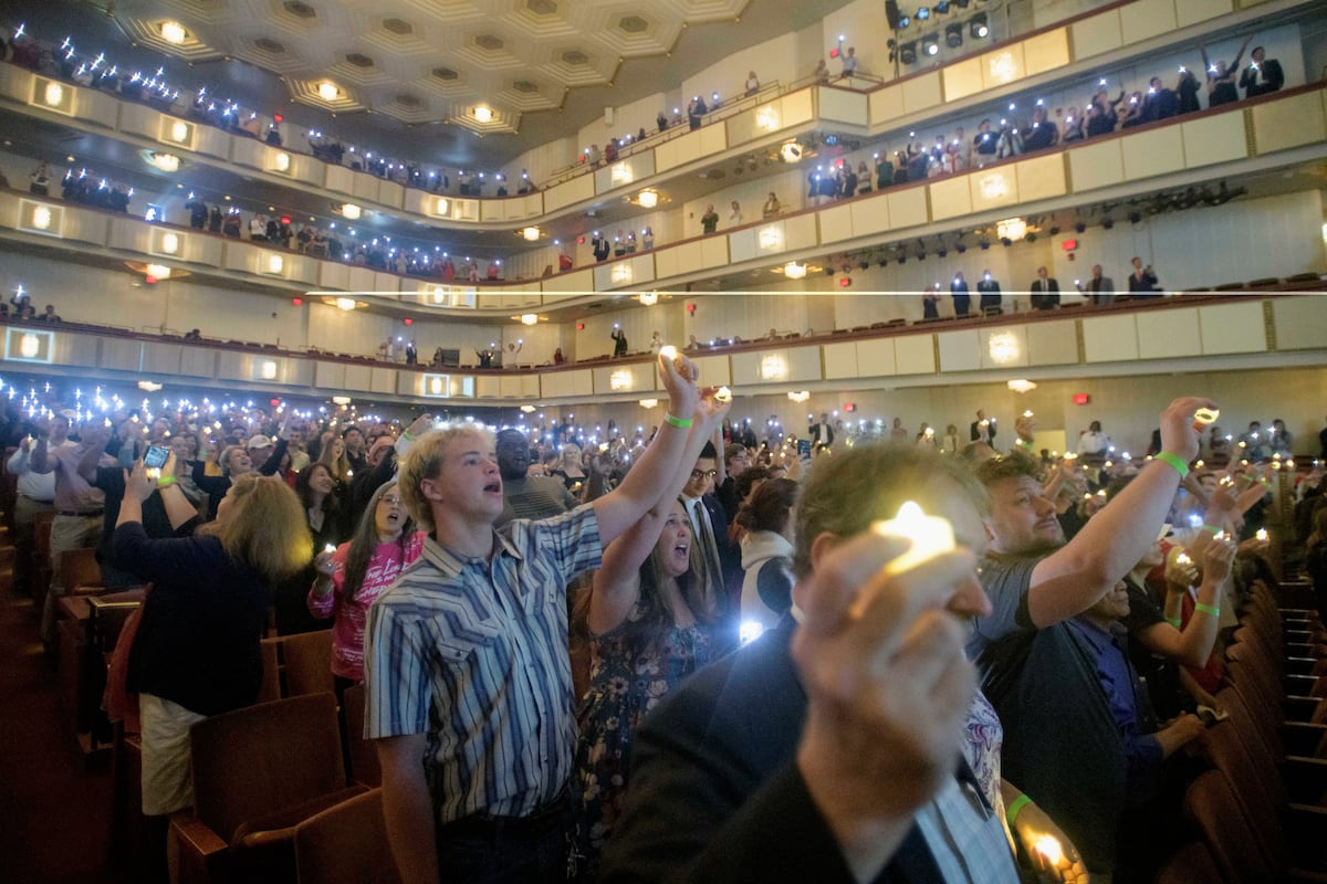 Miles de personas desbordan el Kennedy Center de Washington en una vigilia en honor a Charlie Kirk