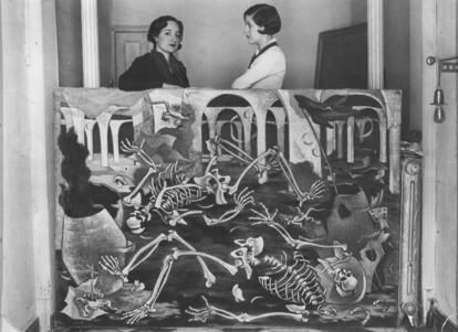 Maruja Mallo, con la periodista Josefina Carabias y su lienzo Antro de fsiles (1930). 