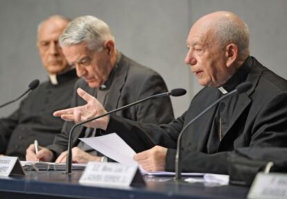 El cardenal Francesco Coccopalmerio (derecha), presidente del Consejo Pontificio para Textos Legislativos, lee los decretos de Francismo hoy en el Vaticano.