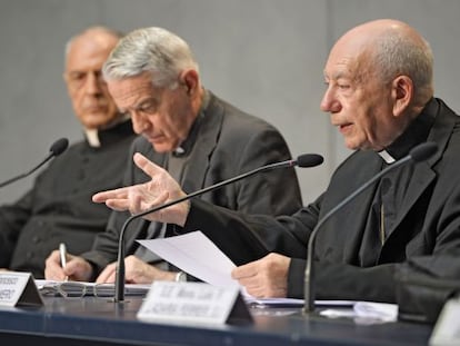 El cardenal Francesco Coccopalmerio (derecha), presidente del Consejo Pontificio para Textos Legislativos, lee los decretos de Francismo hoy en el Vaticano.