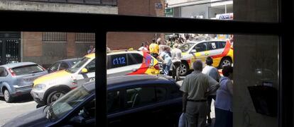 Vista desde el portal del domicilio donde se produjo la agresi&oacute;n con &aacute;cido a la mujer.