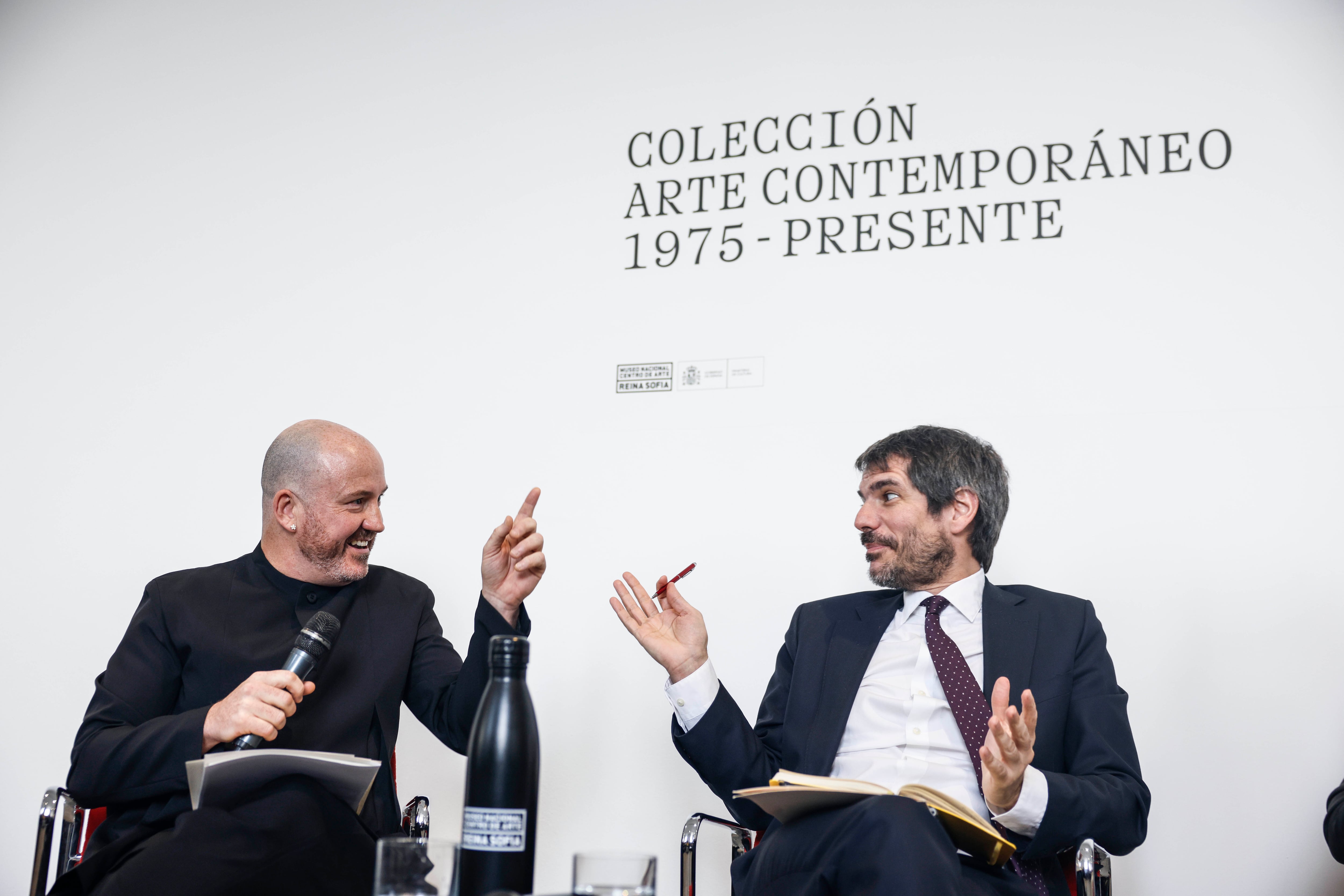 El director del Museo Nacional Centro de Arte Reina Sofía, Manuel Segade, conversa con el ministro de Cultura, Ernest Urtasun, durante la presentación este lunes.