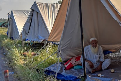 Un residente afectado por las lluvias monzónicas en su tienda de campaña improvisada en el distrito Charsadda de Khyber Pakhtunkhwa, Pakistán