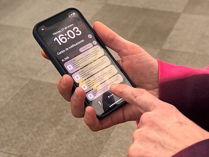 Una pantalla de móvil con varias notificaciones de EL PAÍS.