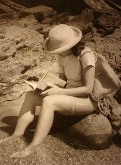 Una fotografía de la serie <b><i>Salón de lectura,</b></i> realizada por Ramón Serras en la playa de Zarautz.