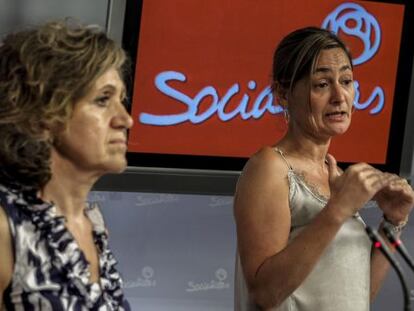 Mar&iacute;a Luisa Carcedo, a la izquierda, y Mariluz Rodr&iacute;guez, del PSOE.