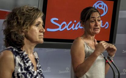 Mar&iacute;a Luisa Carcedo, a la izquierda, y Mariluz Rodr&iacute;guez, del PSOE.