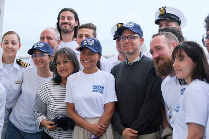 Juan David Correa con el equipo de investigación científica del galeón San José, en Cartagena, el 22 de mayo de 2024.