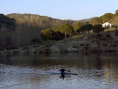 Vista del embalse de Picadas, por encima del que pasará el nuevo tramo de la M-501 que estudia la Consejería de Transportes.