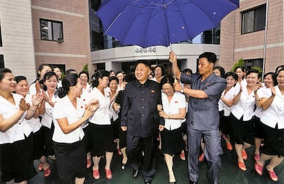 Kim Jong-un, en uno de sus habituales baños de multitudes en visitas organizadas.