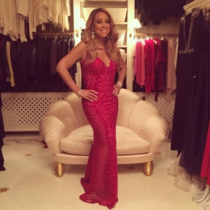 Mariah Carey frente a ropa en el gigante vestidor que tiene la cantante en su casa.