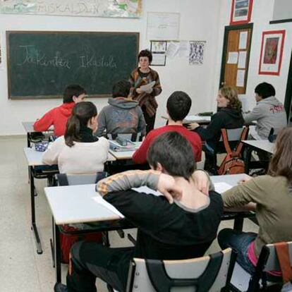 Una profesora da clase a sus alumnos en una <b><i>ikastola</b></i> guipuzcoana.