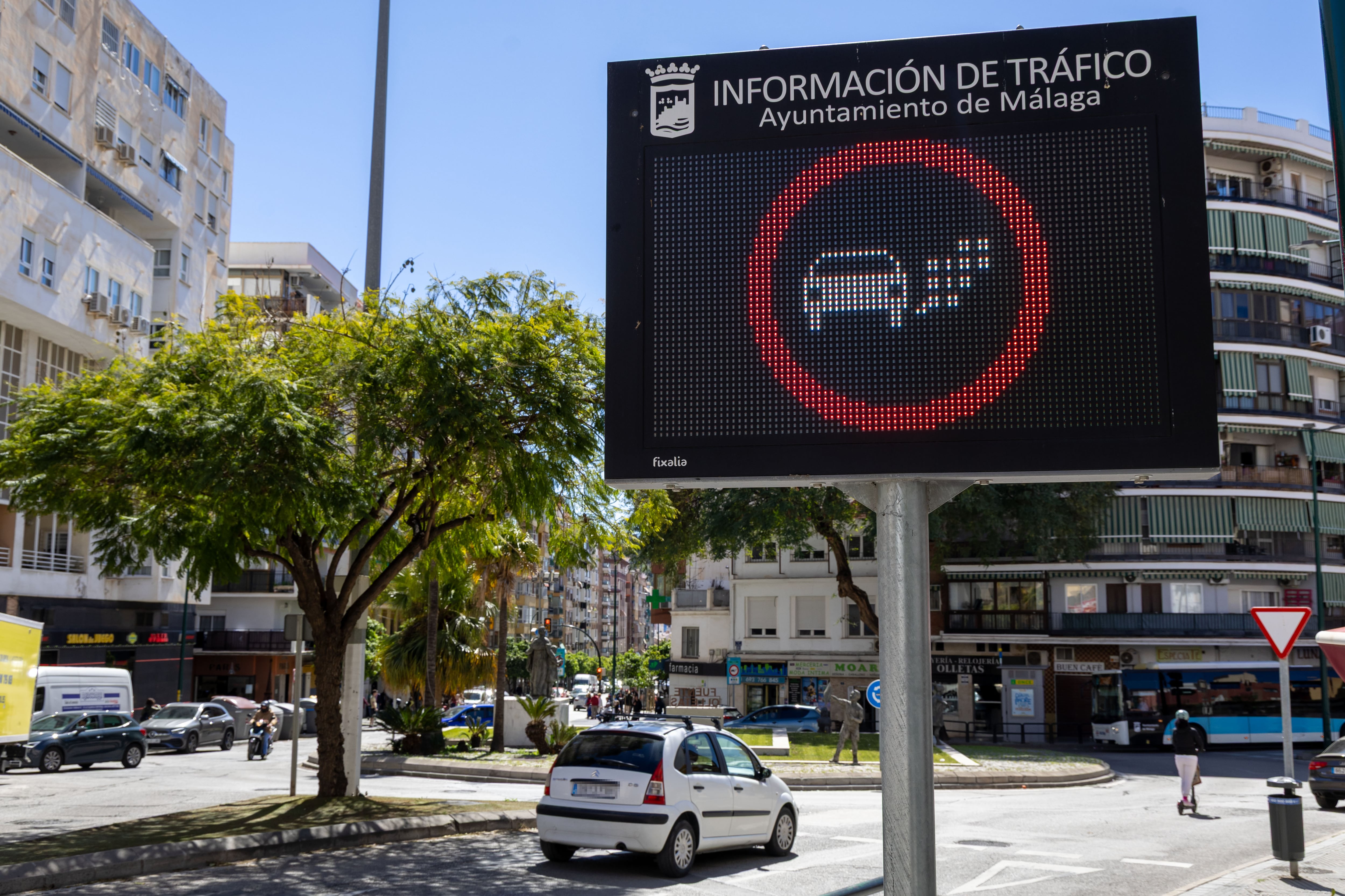 Un panel luminoso señaliza la Zona de Bajas Emisiones para el tráfico en el barrio de Olletas-Capuchinos, en Málaga.