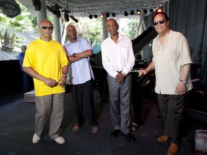 De derecha a izquierda, Cedar Walton y Bobby Hutcherson, junto a dos miembros de su banda, ayer antes del concierto en Almuñécar.