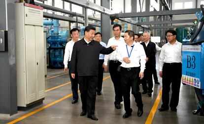 El presidente chino, Xi Jingping, en su visita a una empresa de tierras raras en Ganzhou en mayo.