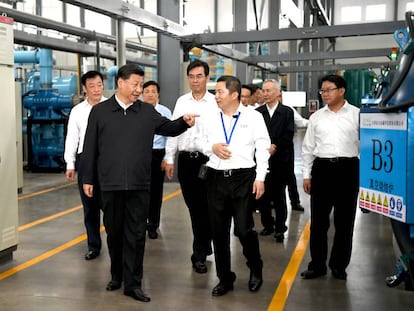 El presidente chino, Xi Jingping, en su visita a una empresa de tierras raras en Ganzhou en mayo.