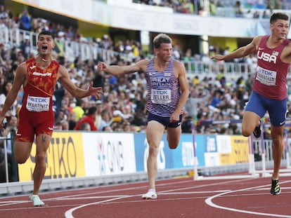 Asier Martínez, en el momento en que llega tercero en la final de los 110m vallas.