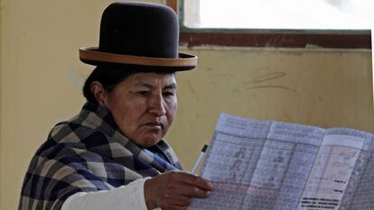 Una mujer mira la boleta en las elecciones judiciales de 2011 en El Alto (Bolivia).