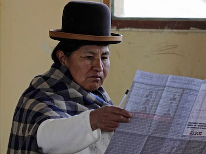Una mujer mira la boleta en las elecciones judiciales de 2011 en El Alto (Bolivia).