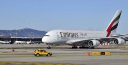 Airbus A380 de Emirates en el aeropuerto barcelon&eacute;s de El Prat.