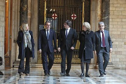 De izquierda a derecha, Joana Ortega, Artur Mas, Carles Puigdemont, Irene Rigau y Francesc Homs, tras el juicio del 9-N.