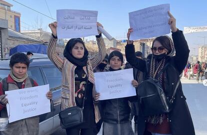 Laila Basim, segunda por la izquierda, en una protesta en Kabul en mayo de 2022. Imagen cedida por ella.