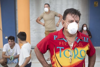 Miembros del grupo de rescate con mascarillas