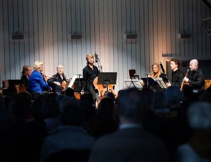 La violinista alemana Antje Weithaas (de azul) y los seis instrumentistas noruegos que tocaron el 'Septeto op. 20' de Beethoven el pasado sábado.