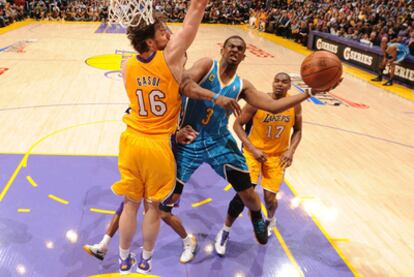 Pau Gasol defiende una penetración de Chris Paul ante la mirada de Bynum.