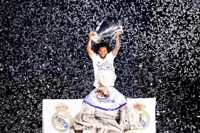 Marcelo levanta la Copa de campeones de Europa ante la diosa Cibeles en 2022.