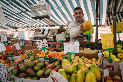Amid, en su puesto de fruta del mercado de Algeciras este viernes.