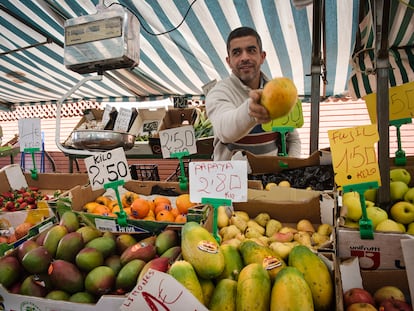Amid, en su puesto de fruta del mercado de Algeciras este viernes.