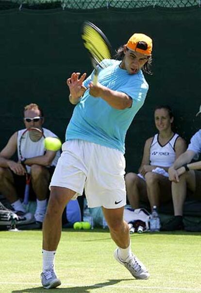Nadal se entrena ayer en Wimbledon delante de Magdalena Maleeva.