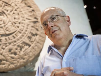 Antonio Saborit, director del MNA, frente a la Piedra del Sol