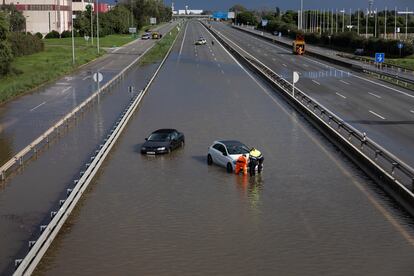 Tramo inundado de la Carretera C-32 a la altura de Castelldefels.