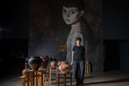 Ana Gallardo en un recorrido por su exposición 'Tembló acá un delirio', en el MUAC de Ciudad de México.