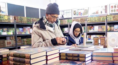 Dos personas ojean libros en la 24º edición del Salón Internacional de Libro de Casablanca.