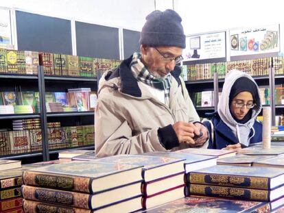 Dos personas ojean libros en la 24&ordm; edici&oacute;n del Sal&oacute;n Internacional de Libro de Casablanca.