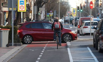 El carril bici en la calle Santa Engracia.