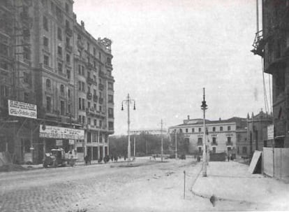 Desembocadura de la Gran Vía en la plaza de España en un número de la revista Mundo Gráfico de 1931. Se aprecia que hay edificios que impiden la continuación de la avenida en dirección a la actual calle de la Princesa.