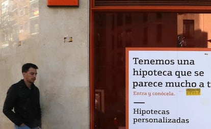 Un cartel anuncia una hipoteca en una sucursal bancaria en Madrid.