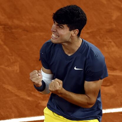 Paris (France), 04/06/2024.- Carlos Alcaraz of Spain celebrates winning his Men's Singles quarterfinal match against Stefanos Tsitsipas of Greece during the French Open Grand Slam tennis tournament at Roland Garros in Paris, France, 04 June 2024. (Tenis, Abierto, Francia, Grecia, España) EFE/EPA/YOAN VALAT