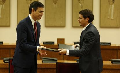 Firma del acuerdo de gobierno entre Pedro Sánchez y Albert Rivera.