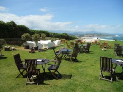 Terraza 'chill out' del hotel Gerra Mayor (Cantabria), instalada en un prado.